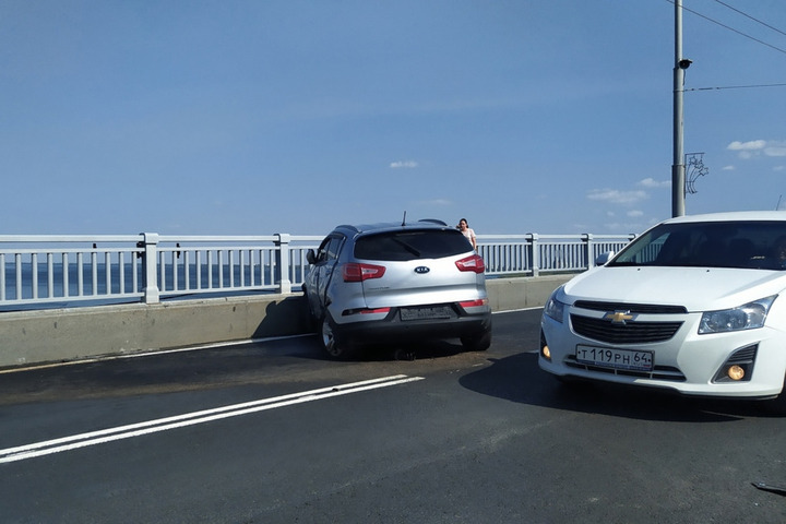 Авария привела к ограничениям движения на мосту Саратов-Энгельс и километровым пробкам (фото)