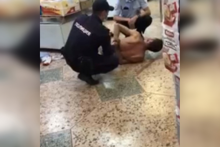 В Балаково в магазин «Гроздь» ворвался голый мужчина: сотрудники полиции не стали задерживать странного «покупателя»