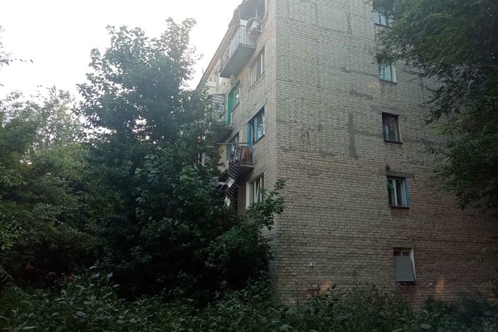 В Заводском районе горожанин рухнул с балкона третьего этажа, который начал разрушаться: мужчина в тяжелом состоянии