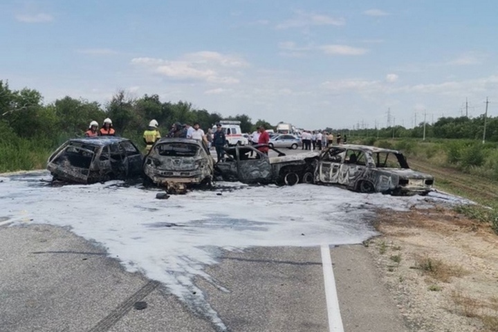 На федеральной трассе четыре автомобиля сгорели после ДТП: в Госавтоинспекции назвали виновника автокатастрофы