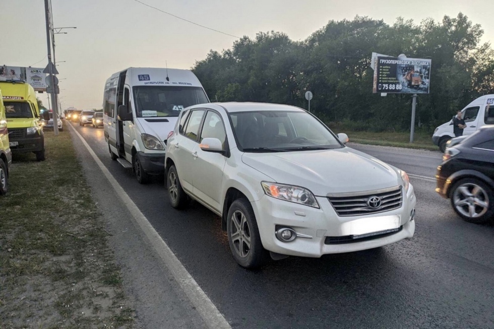 Вечерние ДТП в Саратове: в больницу попали пассажирка маршрутки и сбитая на «зебре» пенсионерка