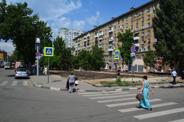 Стало известно, какие растения высадят в сквере в центре города вместо снесенных деревьев (цена благоустройства подбирается к 16 миллионам рублей)