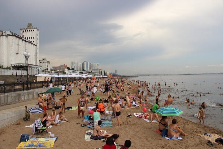 Новый пляж Саратова проработал меньше месяца и стал солярием из-за заражения воды