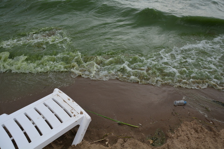 Саратовцы продолжают купаться на новом пляже: запрет обозначили, заклеив полупрозрачной лентой часть надписи на плакате