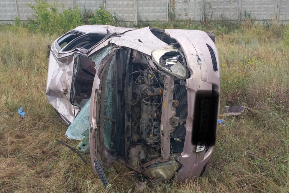 На волгоградской трассе Toyota вылетела в кювет и опрокинулась: есть погибшая