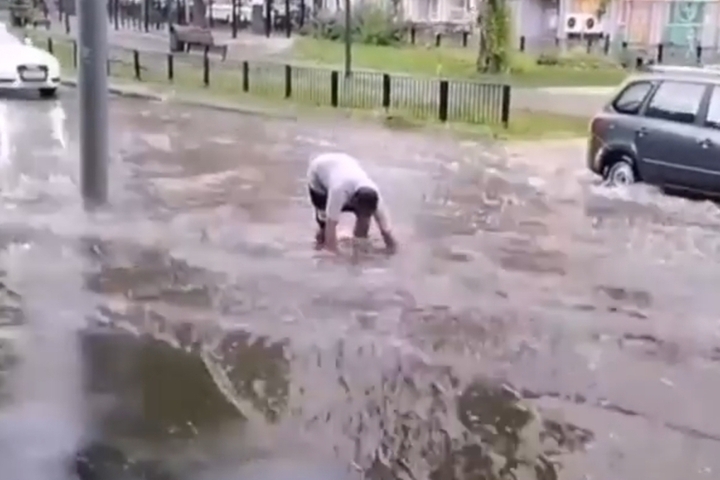 «Городу нужен новый герой»: жители Саратова заметили прохожего, который бросился расчищать ливневку после недавнего дождя, чтобы ликвидировать потоп (видео)