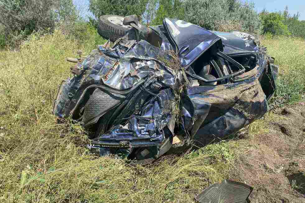 В Заводском районе иномарка вылетела в кювет: пассажир погиб на месте, водитель — в больнице