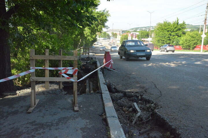 Еще 45 улиц Саратова ждет ремонт тротуаров, который обойдется в 200 миллионов: названы адреса и сроки