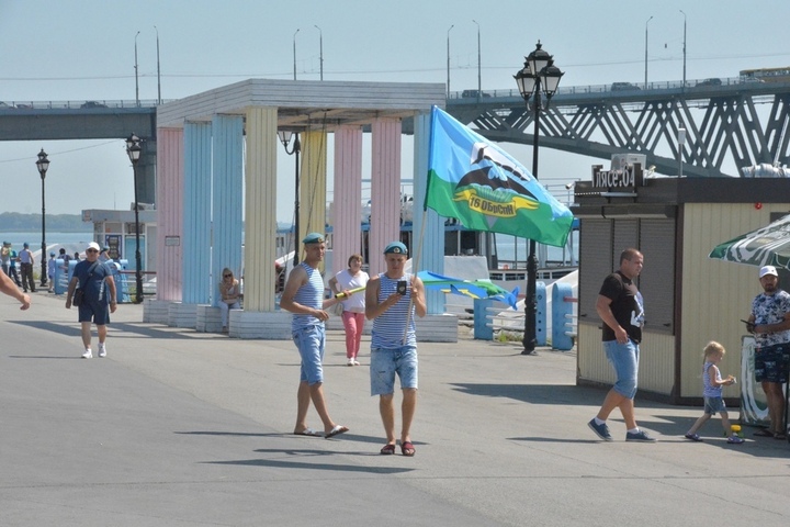 В День ВДВ в центре Саратова отключили фонтаны: десантники устремились к Волге (фоторепортаж)