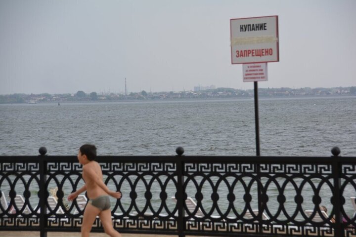 «Произошло вытекание из колодца»: мэр Саратова прокомментировал затопление нового пляжа и действующий до сих пор запрет на купание