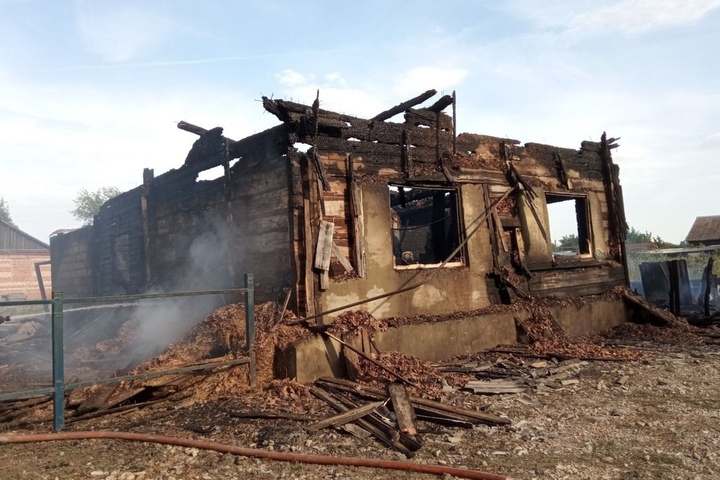 В Красноармейском районе сгорел частный дом. Находившийся внутри мужчина получил ожоги