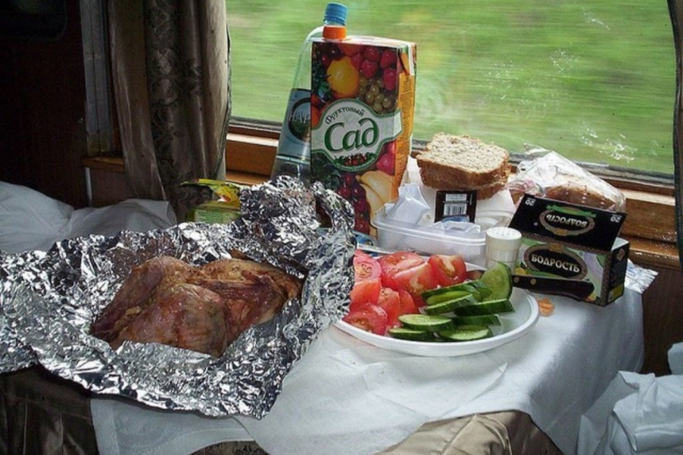 Стало известно, что россияне любят есть в поездах и сколько людей покупают билеты с питанием
