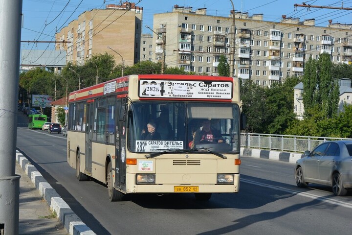 Сокращено число автобусов еще на двух популярных маршрутах Саратов-Энгельс