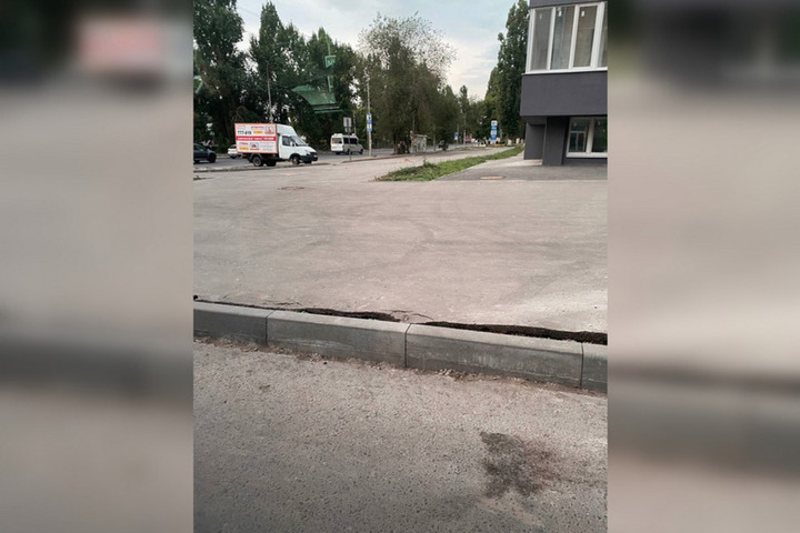 Горожане увидели брак при ремонте тротуаров на Шелковичной