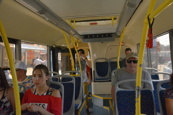 Жара в саратовских автобусах. Чиновники запретили занавески из-за угрозы коронавируса
