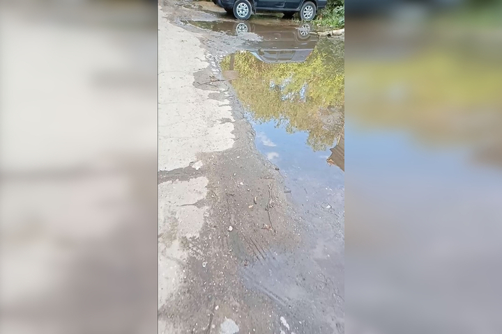 Житель Заводского района рассказал о «ничейном» ручье, который вытекает из колодца и затапливает несколько улиц на протяжении двух недель: комментарий специалистов