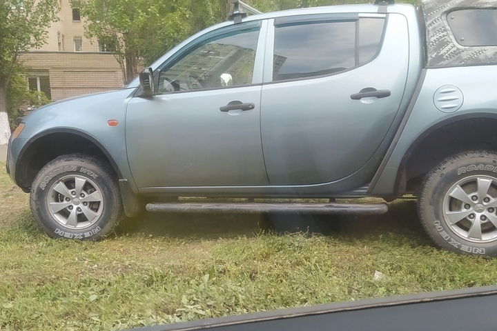 Саратовец пожаловался на автохама, который припарковал Mitsubishi L200 на газоне около детской поликлиники