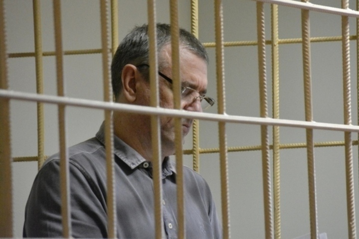 Приговоренный к 8 годам и штрафу в 19 миллионов рублей за взятку экс-глава Энгельсского района Лобанов не смог обжаловать приговор в кассационном порядке. Защита намерена обращаться в Верховный суд