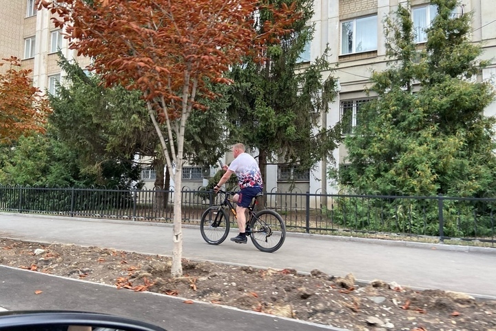 Глава Саратова Михаил Исаев поехал на работу на велосипеде (видео)