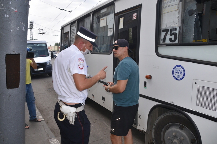 Чиновники и ГИБДД устроили очередной «масочный» рейд в автобусах в жару до 40 градусов. Водители и пассажиры отреагировали агрессивно, в ответ проверяющие напомнили им о крупных штрафах 