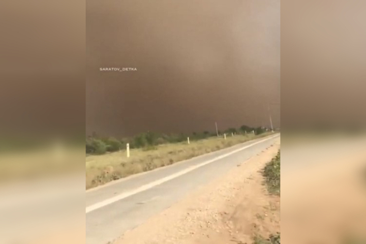 «Красиво и очень страшно: » в Саратовской области прошла песчаная буря (видео)