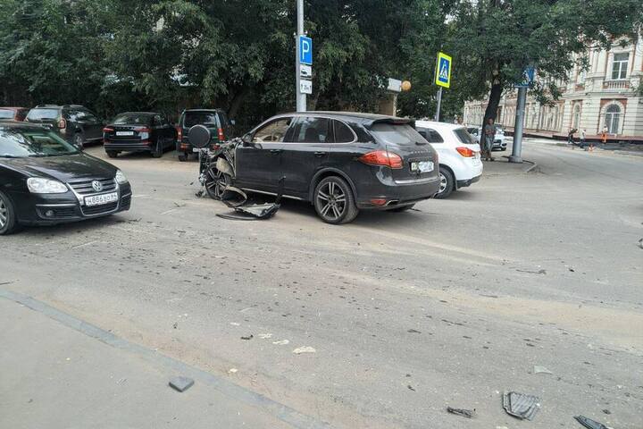 На улице Чернышевского столкнулись Mitsubishi и Porsche. У второй иномарки поврежден капот