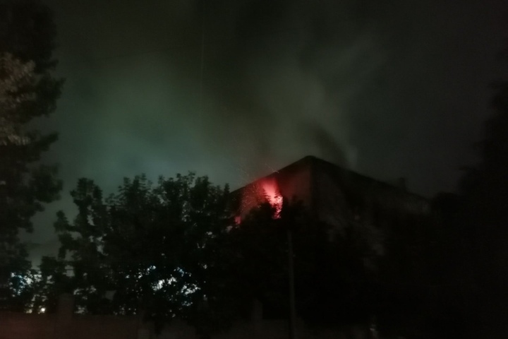 В центре Саратова горело историческое здание — казармы Деконского