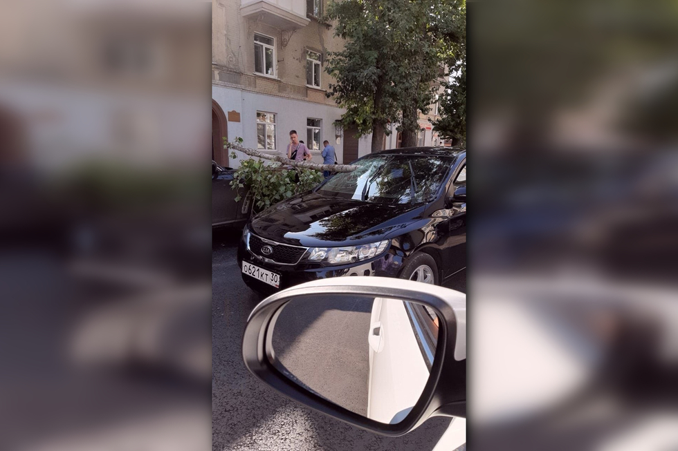 Владелец KIA обнаружил свою машину на улице Яблочкова с пробитым лобовым стеклом