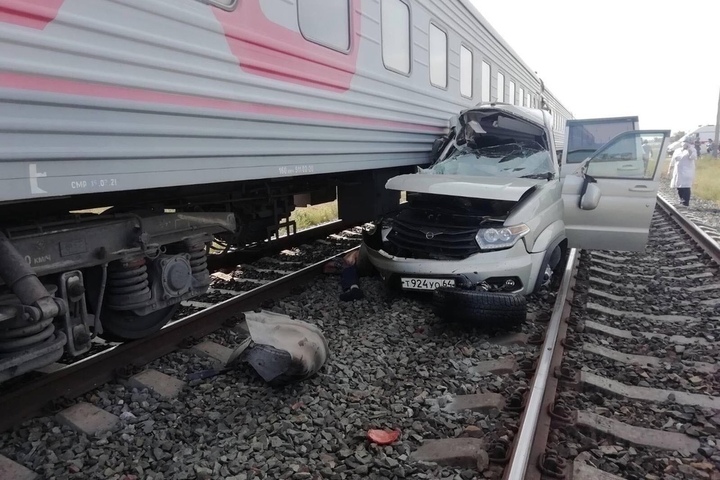 В Советском районе пассажирский поезд столкнулся с автомобилем: три человека погибли