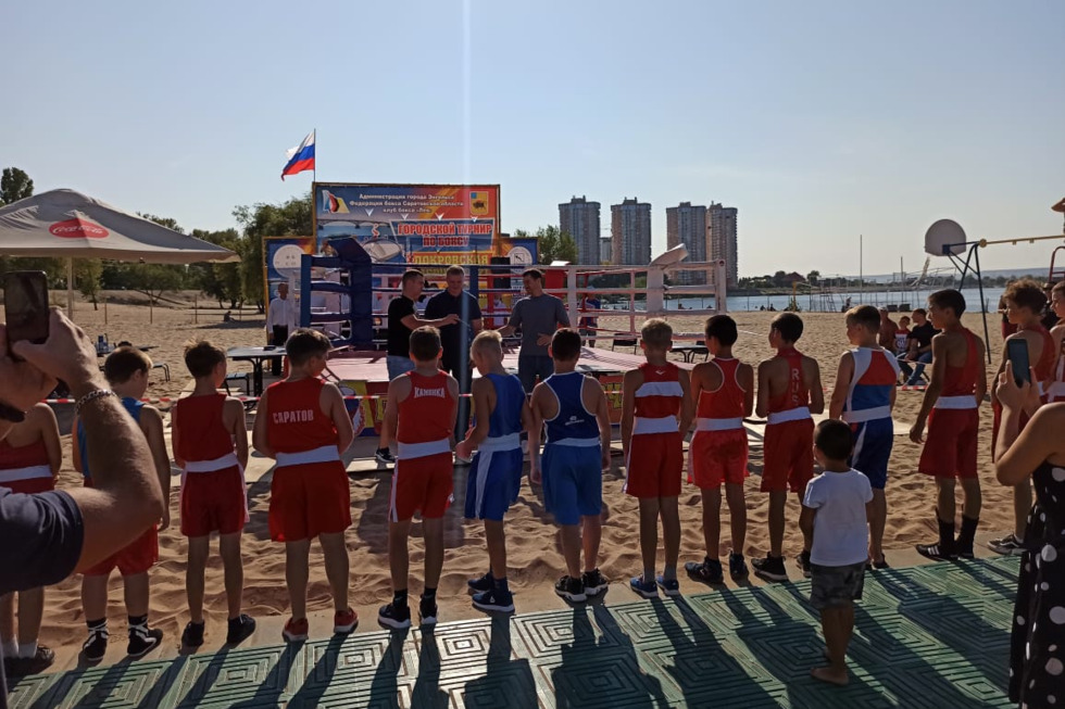В Энгельсе на пляже «Мохито» открыли городской турнир по боксу и провели мастер-класс для детей