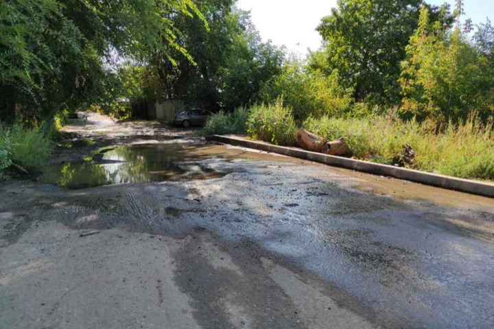«Из дома выйти невозможно»: жители Кировского района опасаются, что коммунальный ручей может размыть новую дорогу 
