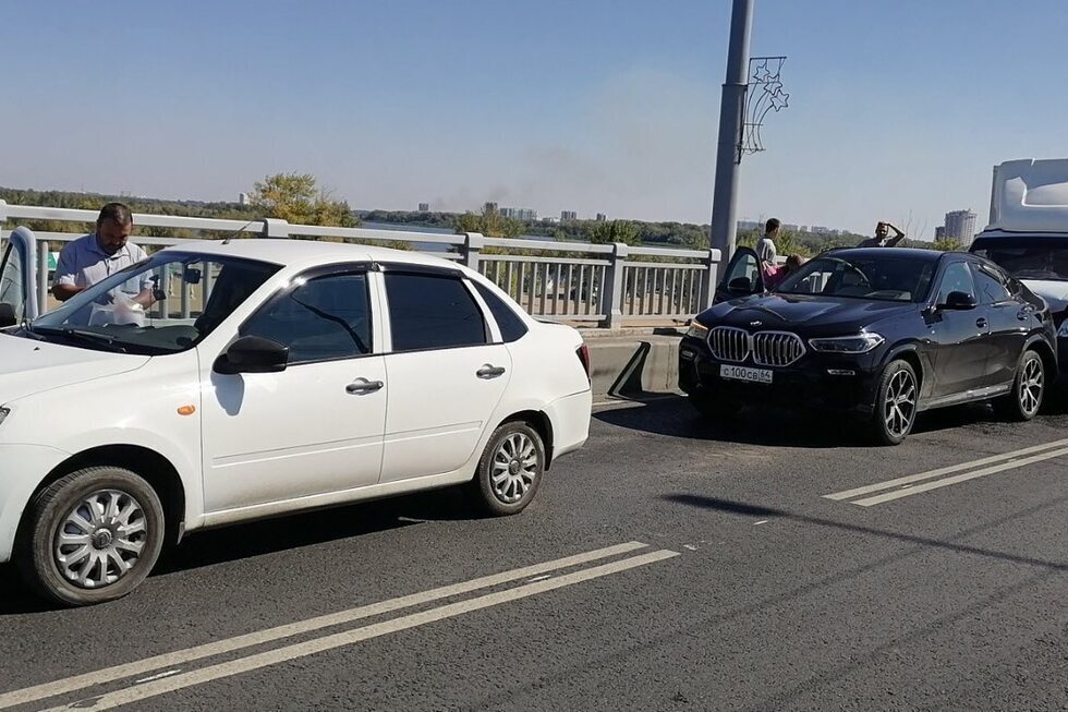 В массовом ДТП на мосту через Волгу пострадали двое детей