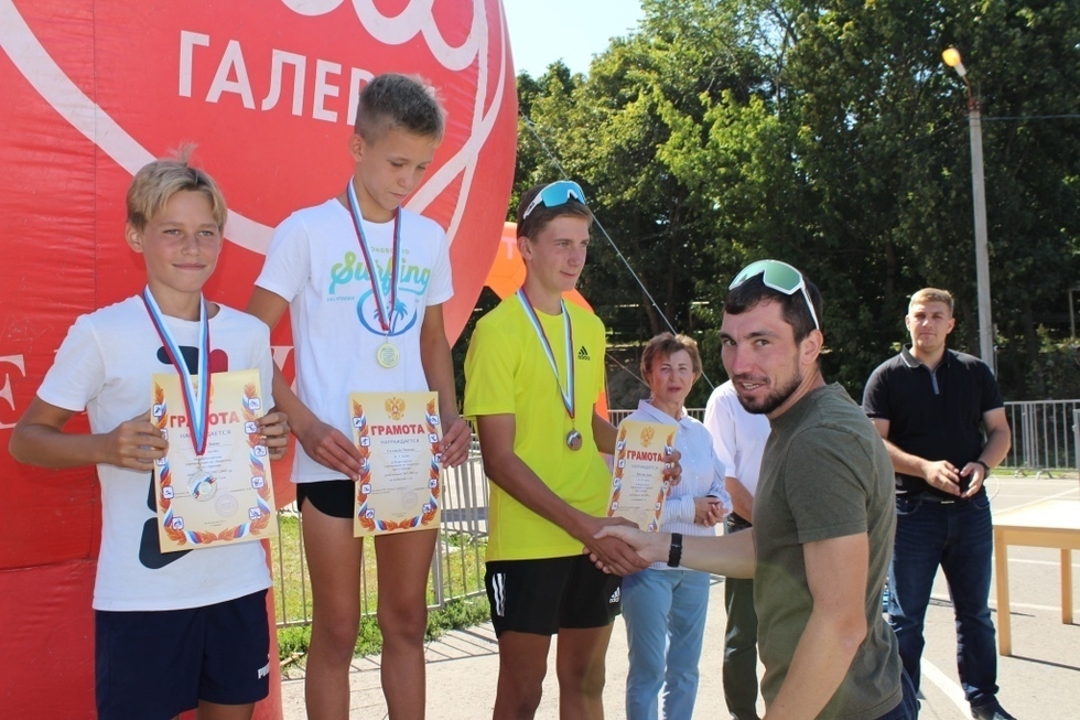Чемпион мира Александр Логинов наградил победителей всероссийских соревнований по биатлону в Саратове