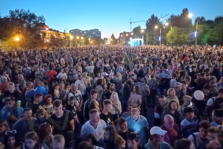 Энгельсские власти позвали жителей города с населением свыше 227 тысяч человек на праздничный концерт с фейерверком и думали, что придут 50 человек (они ошиблись, но виноватыми оказались сами пришедшие)