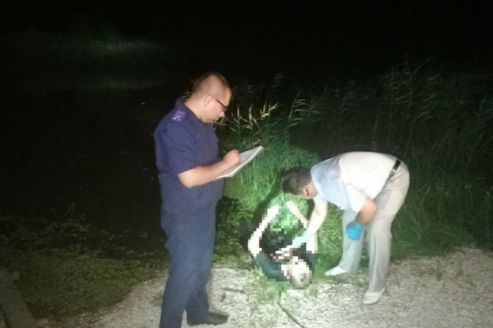 В Балаковском районе трое приятелей привязали к местному жителю автомобильное колесо и сбросили в оросительный канал. Мужчина утонул