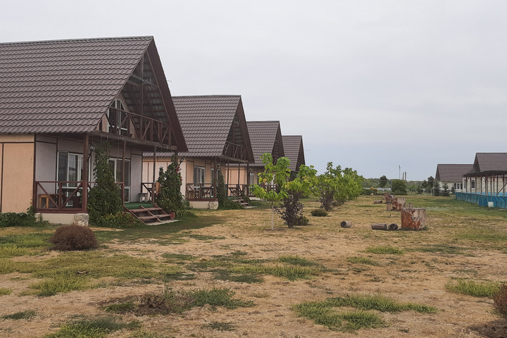Налоговики нашли в Усть-Карамане нелегальную базу отдыха с беседками: на владельца составили протокол