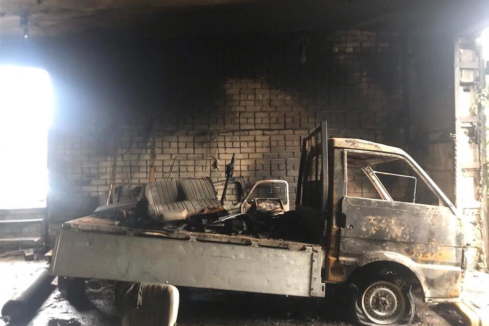 В Саратове огонь уничтожил иномарку, стоявшую в гараже