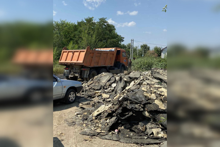 Поселок, куда раньше свозили обломки театра оперы и балета и гостиницы, продолжают заваливать строительным мусором