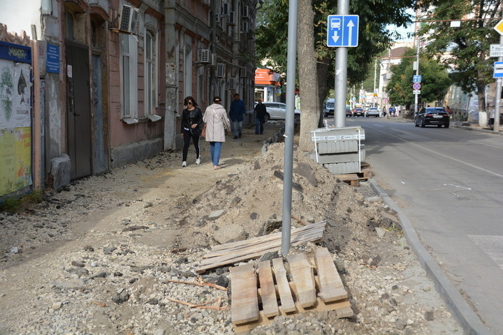 Власти Саратова провалили предвыборное обещание по ремонту всех тротуаров в центре города (фоторепортаж с перекопанных улиц)