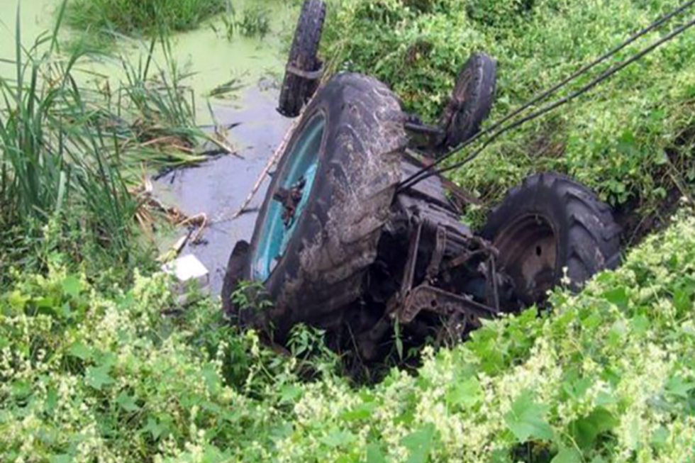 В Вольском районе водитель трактора съехал с дороги в реку и скончался