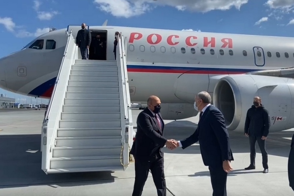 Мишустина в аэропорту Саратова встретили губернатор и три генерала