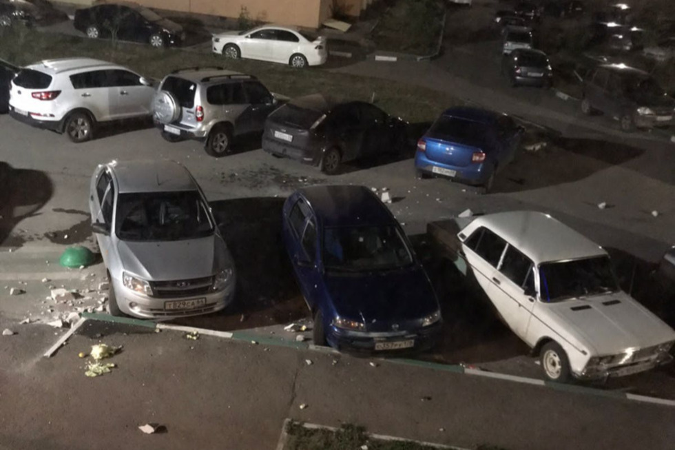 В Энгельсе неизвестные бросали с высотки блоки на припаркованные во дворе машины (видео)