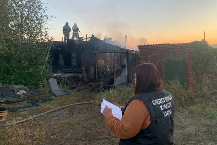 В загоревшемся доме на окраине Вольска пожарные нашли труп пожилой горожанки