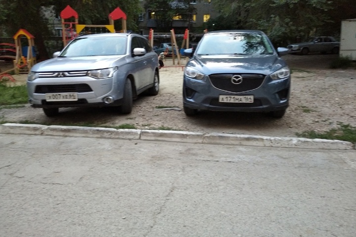 Житель Заводского района рассказал о парковке на газоне возле детской площадки: чиновники ответили, что не могут наказать автохамов и предложили людям поставить ограду за свой счет 