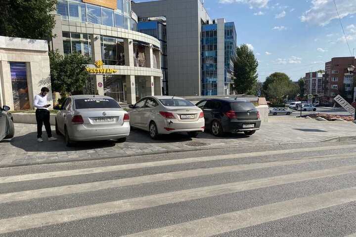 Массовая парковка на пешеходной зоне: сотрудники ГИБДД эвакуировали BMW одного из нарушителей на штрафстоянку