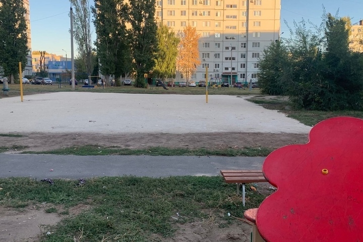 «Хоть оно и было не очень, но оно было»: житель Балаково рассказал, что вместо футбольного поля в одном из дворов месяц назад устроили что-то непонятное