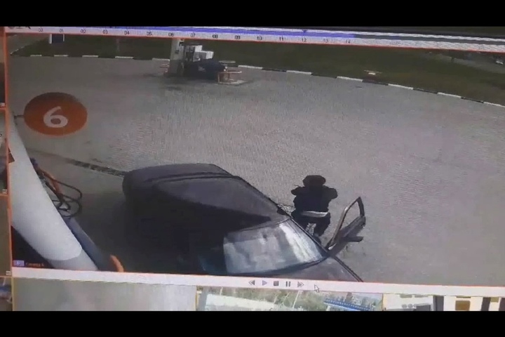 Пока мужчина заправлял авто, его пьяный пассажир перепрыгнул на водительское сидение и угнал машину (видео)