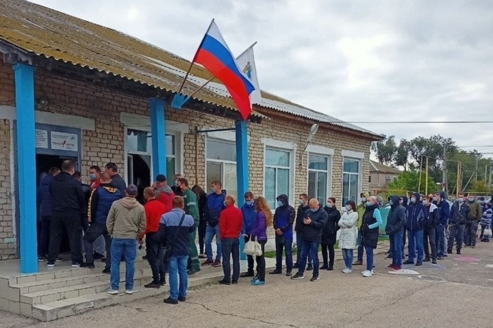 В Саратовской области на некоторых избирательных участках после открытия выстроились длинные очереди из желающих проголосовать по открепительным
