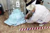 «Всё, что надо знать о выборах в России»: на избирательном участке в Ленинском районе от урны для голосования оторвалось дно
