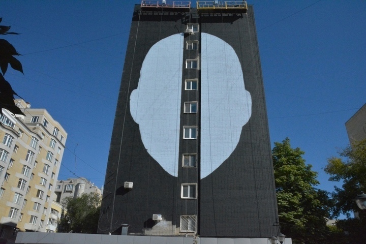 Жительница дома на Комсомольской, на котором появляется новое граффити, заявила, что рисунок наносит ей психологическую травму: в минспорта ответили, что жалобу примут во внимание, но работы прекращать не будут